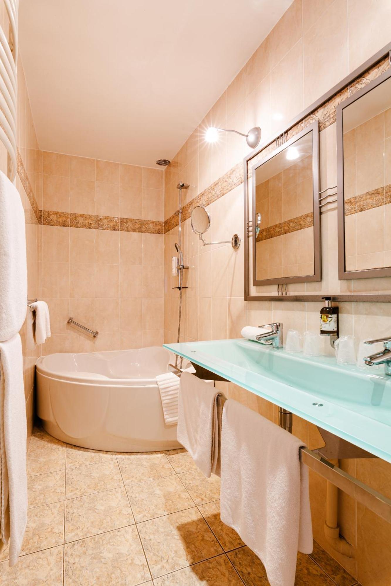 Logis Hotel Le Relais De La Poste Restaurant Le Fil Du Temps Thury-Harcourt-le-Hom Bagian luar foto