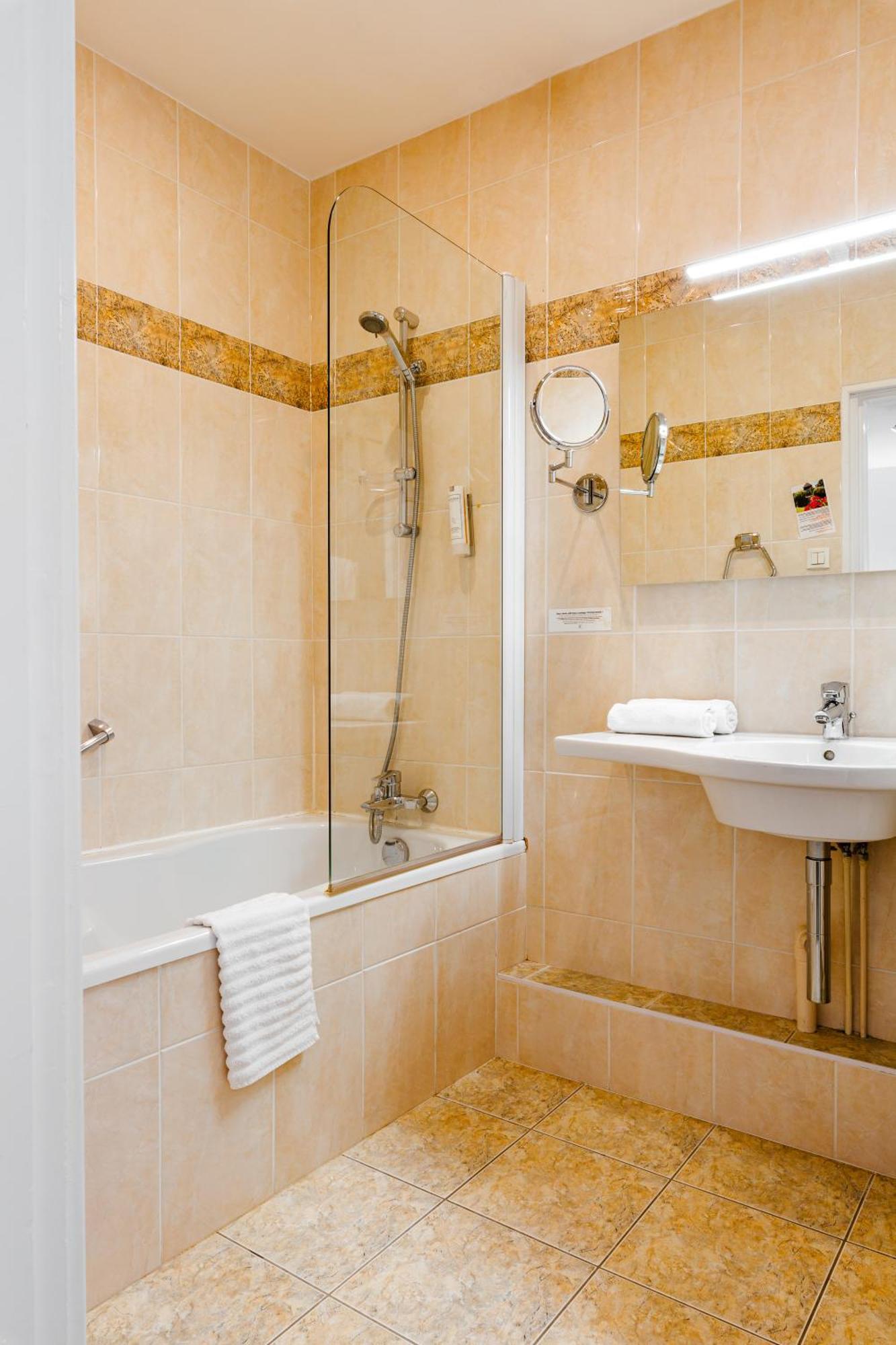 Logis Hotel Le Relais De La Poste Restaurant Le Fil Du Temps Thury-Harcourt-le-Hom Bagian luar foto
