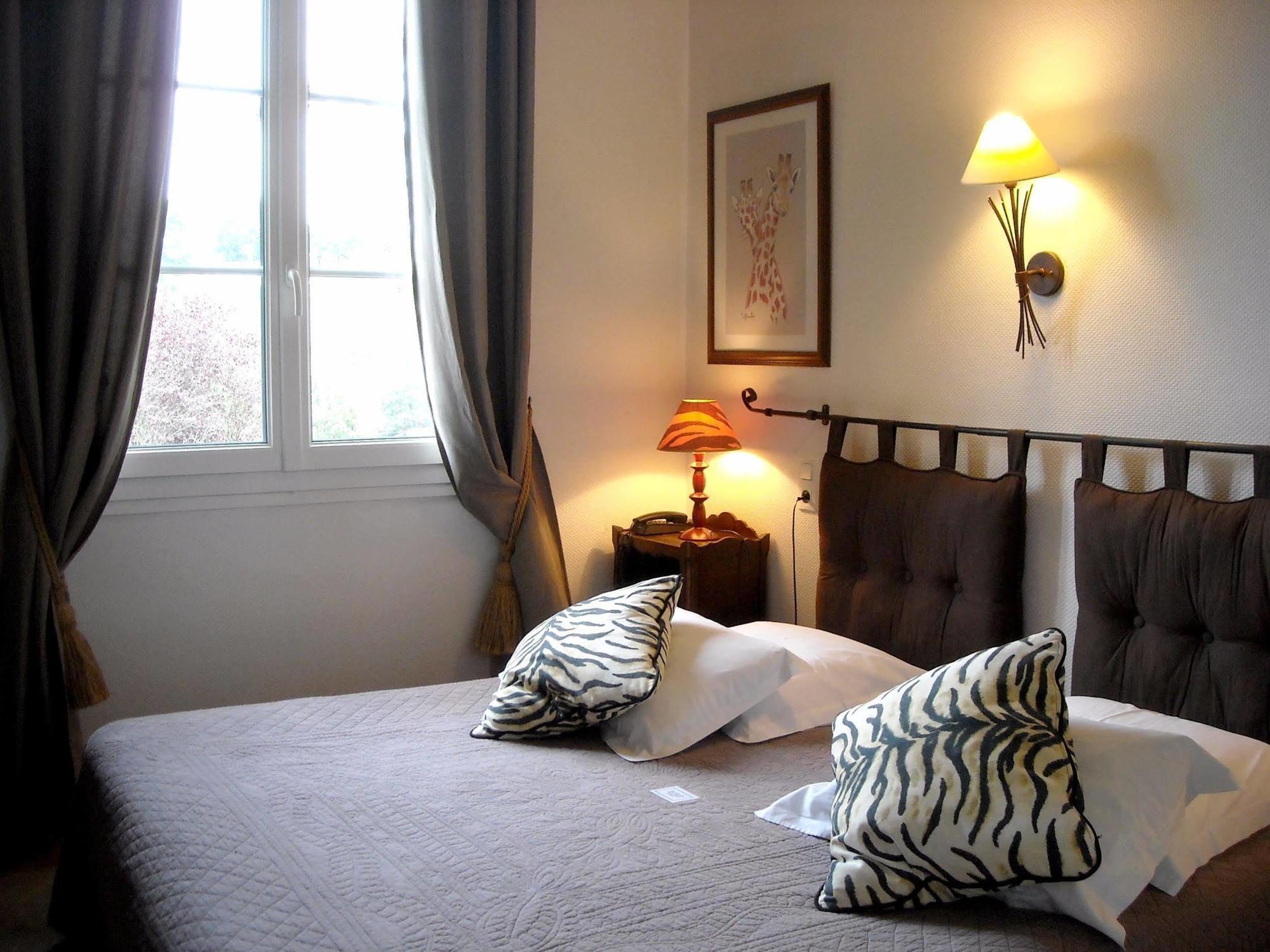 Logis Hotel Le Relais De La Poste Restaurant Le Fil Du Temps Thury-Harcourt-le-Hom Bagian luar foto