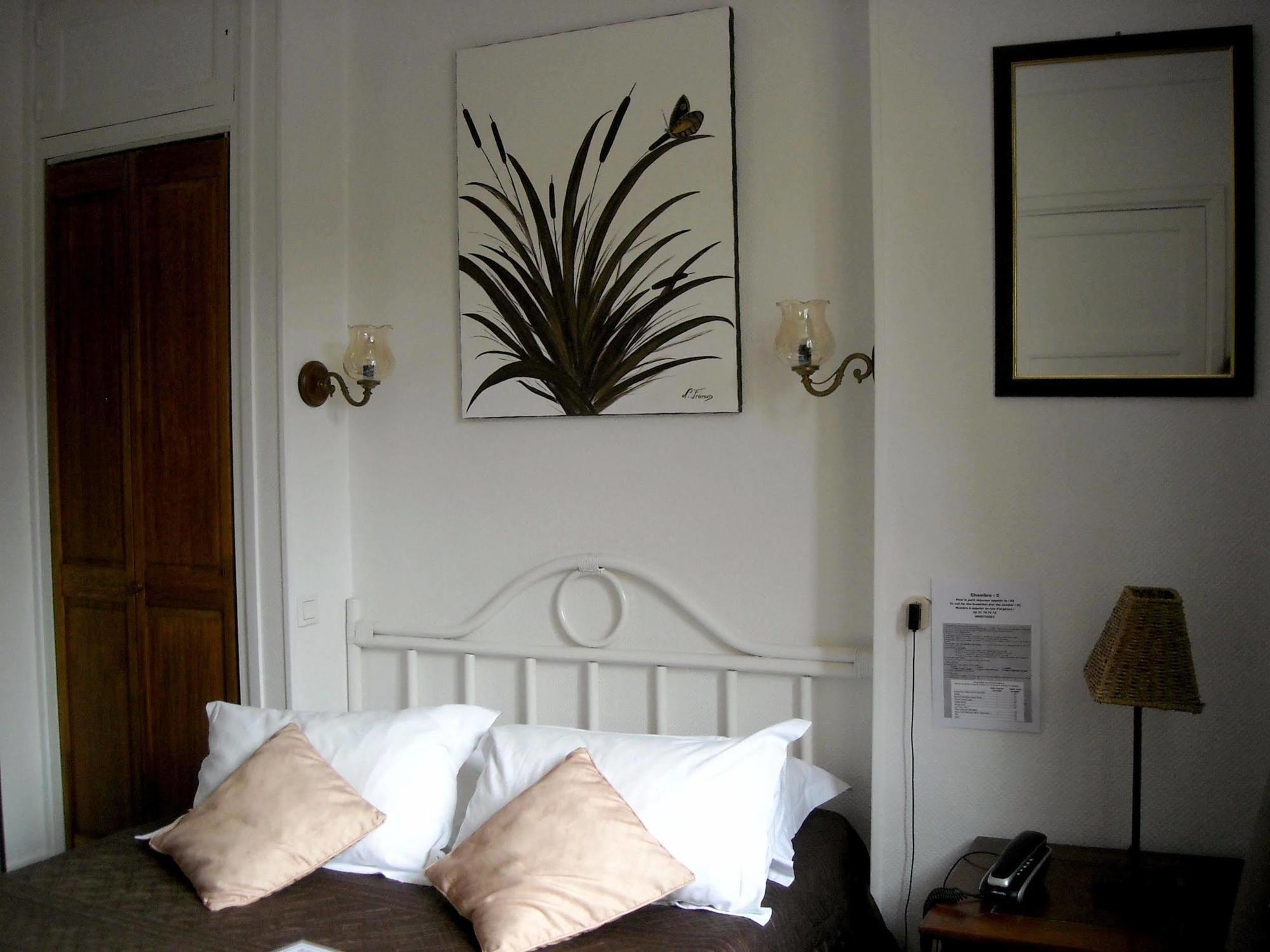 Logis Hotel Le Relais De La Poste Restaurant Le Fil Du Temps Thury-Harcourt-le-Hom Bagian luar foto