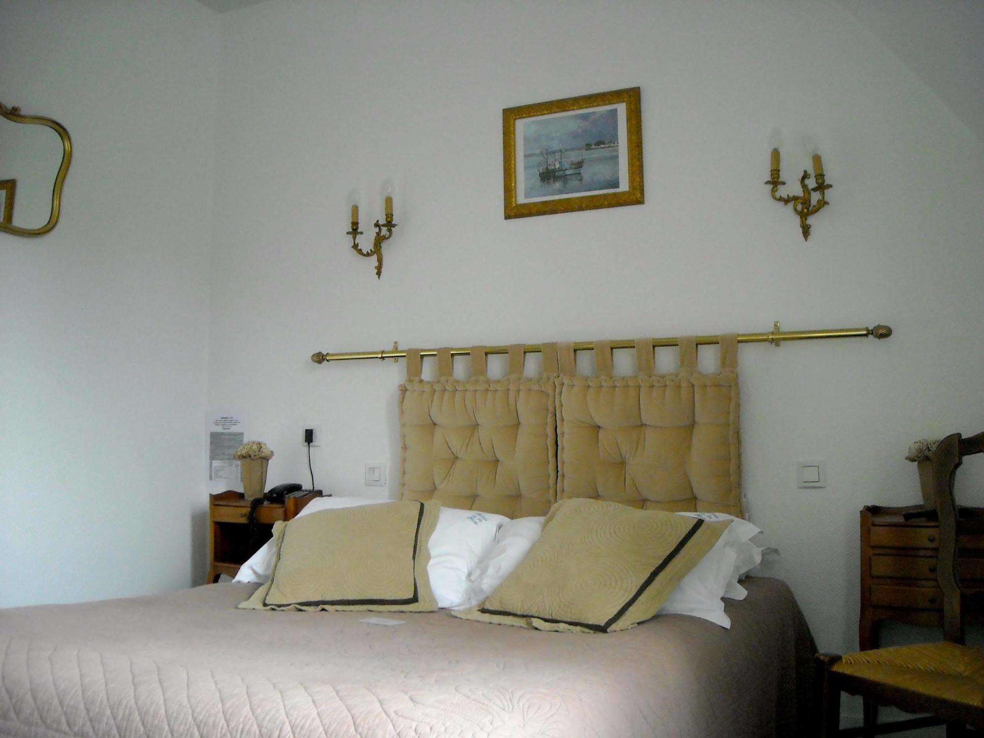 Logis Hotel Le Relais De La Poste Restaurant Le Fil Du Temps Thury-Harcourt-le-Hom Bagian luar foto