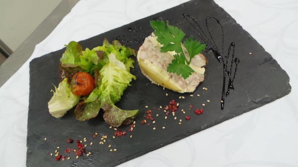 Logis Hotel Le Relais De La Poste Restaurant Le Fil Du Temps Thury-Harcourt-le-Hom Bagian luar foto