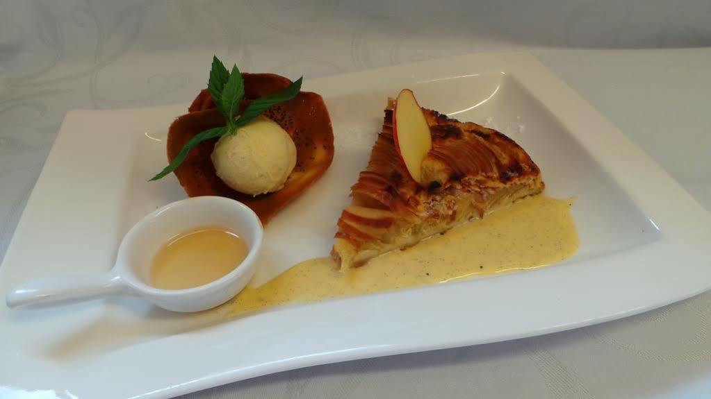 Logis Hotel Le Relais De La Poste Restaurant Le Fil Du Temps Thury-Harcourt-le-Hom Bagian luar foto