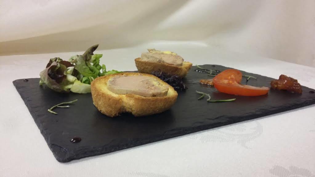 Logis Hotel Le Relais De La Poste Restaurant Le Fil Du Temps Thury-Harcourt-le-Hom Bagian luar foto